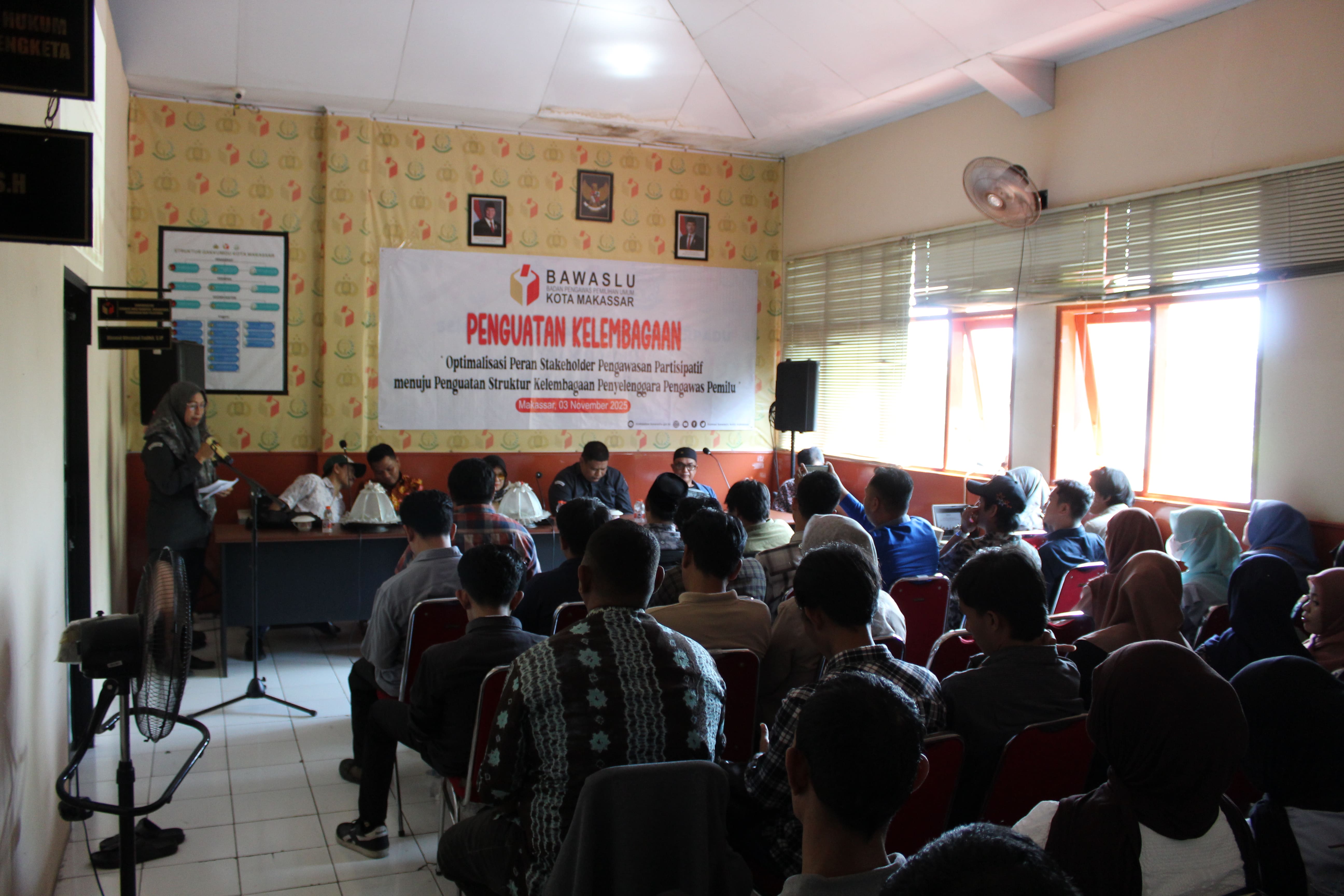 Ketua Bawaslu Provinsi memberikan sambutan dan arahan pada kegiatan penguatan kelembagaan dengan tema “Optimalisasi Peran Stakeholder Pengawasan Partisipatif Menuju Penguatan Kelembagaan Penyelenggara Pengawas Pemilu,” 