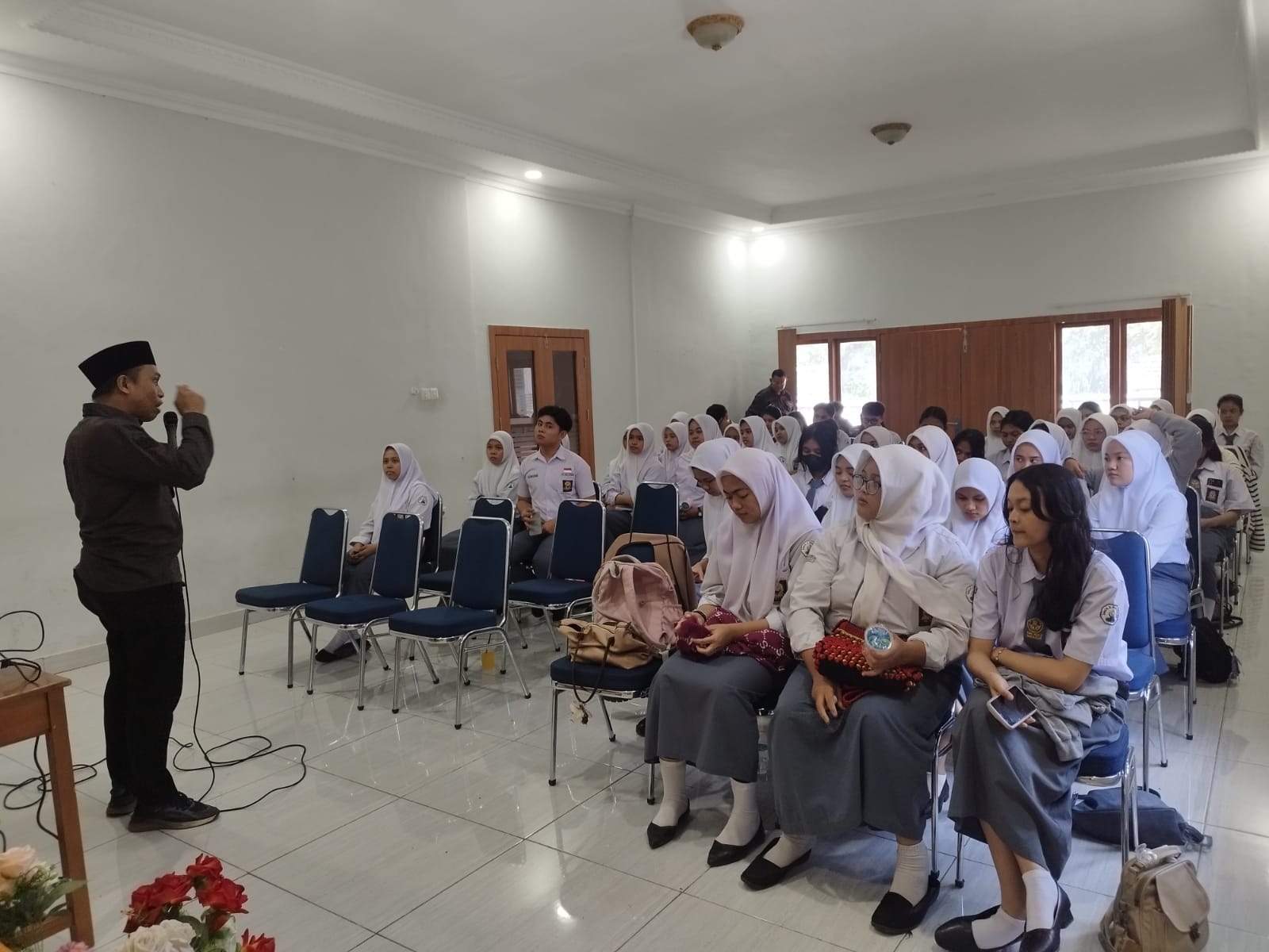 Anggota Bawaslu Kota Makassar memberikan penguatan Pendidikan Politik sekaligus Uji Petik Pemutakhiran Data Pemilih Berkelanjutan (PDPB) di SMK Negeri 8 Makassar.