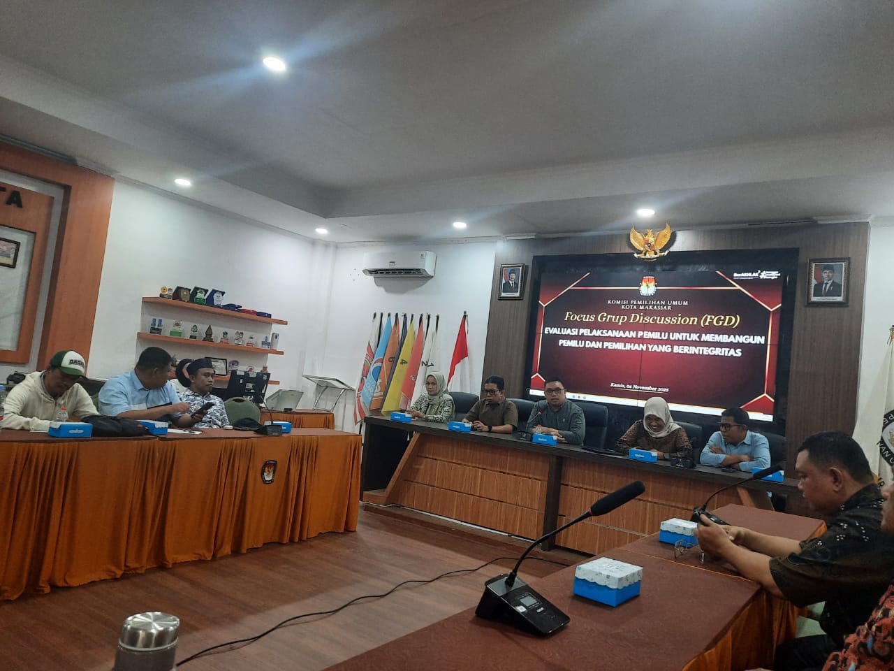 Komisi Pemilihan Umum (KPU) Kota Makassar menggelar Focus Group Discussion (FGD) bertema “Evaluasi Pelaksanaan Pemilu untuk Membangun Pemilu dan Pemilihan yang Berintegritas”, Kamis (6/11/2025), di Aula Kantor KPU Kota Makassar.