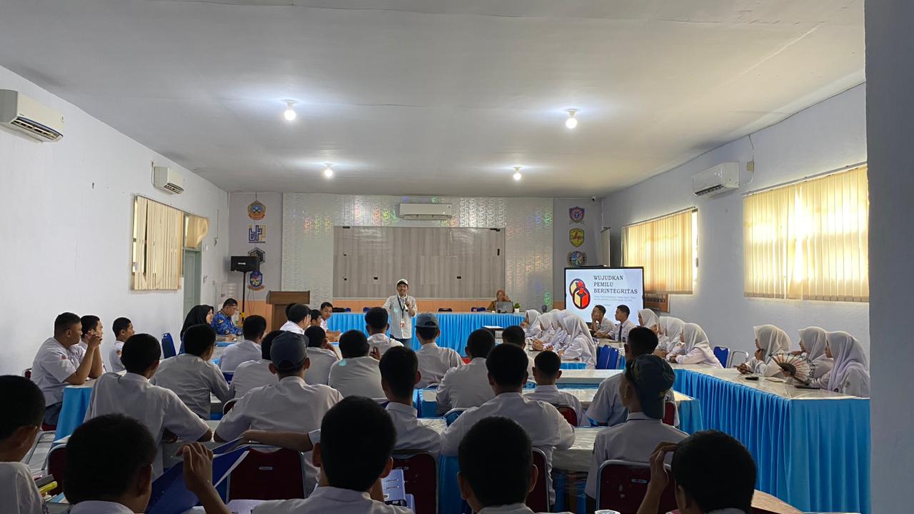 Bawaslu Kota Makassar melaksanakan kegiatan Sosialisasi Pengawasan Partisipatif bagi Pelajar di SMK Negeri 3 Makassar