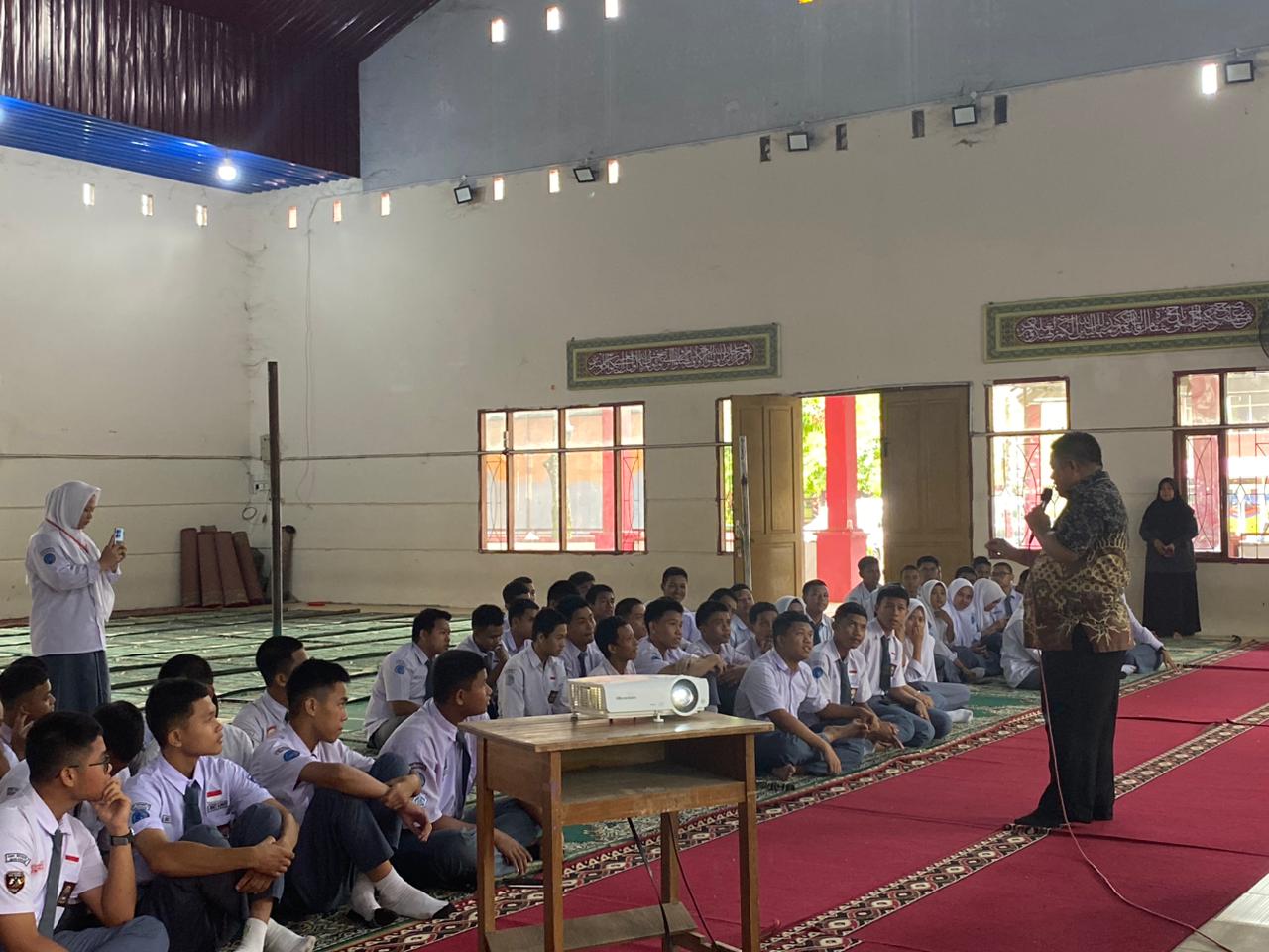 Bawaslu Kota Makassar melaksanakan kegiatan Bawaslu Goes To Scholl di SMKNN 2 Makassar