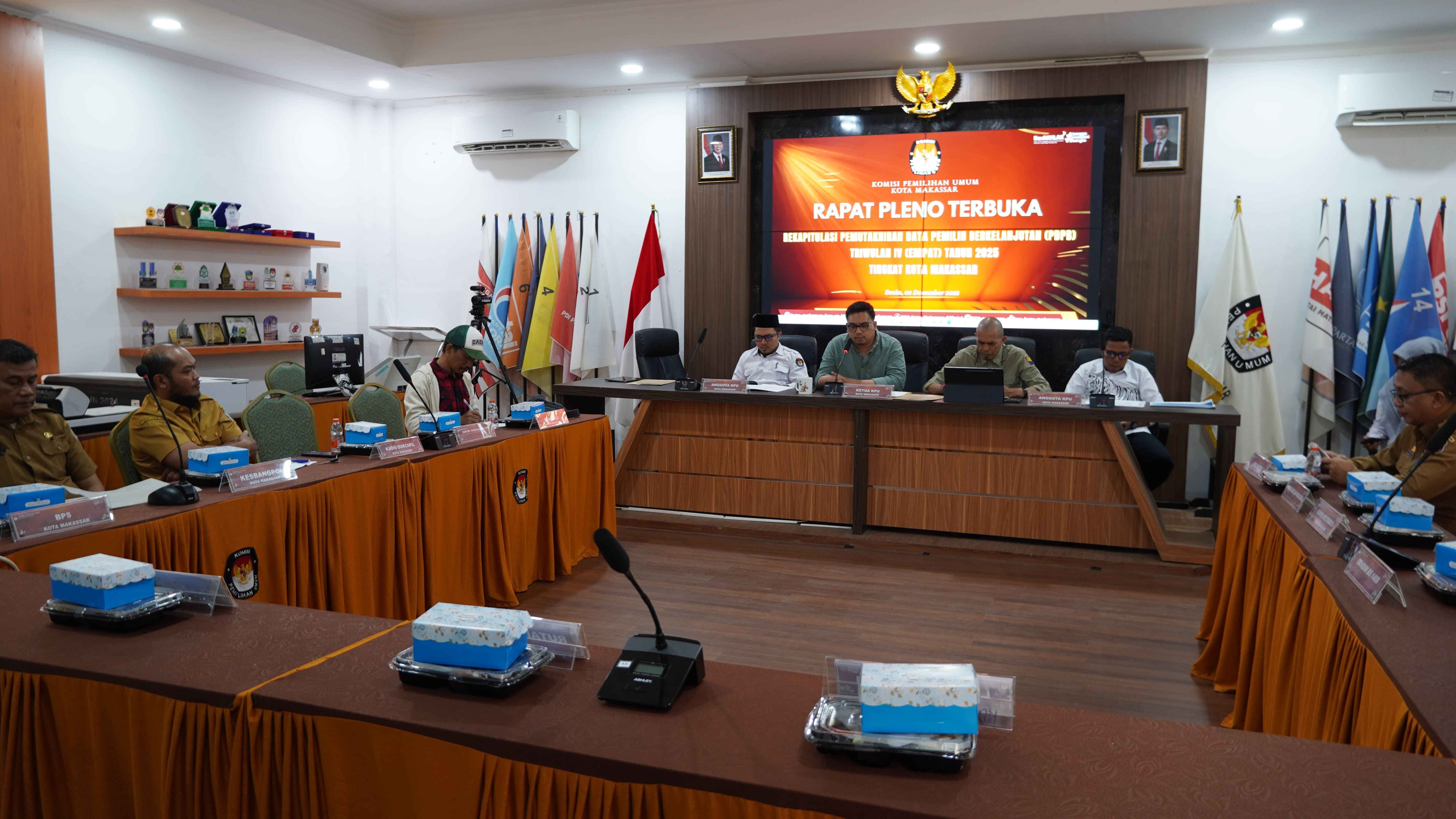 Kegiatan rapat pleno terbuka KPU Kota Makassar, penetapan rekapitulasi Pemutakhiran Data Pemilih Berkelanjutan (PDPB) Triwulan IV Tahun 2025