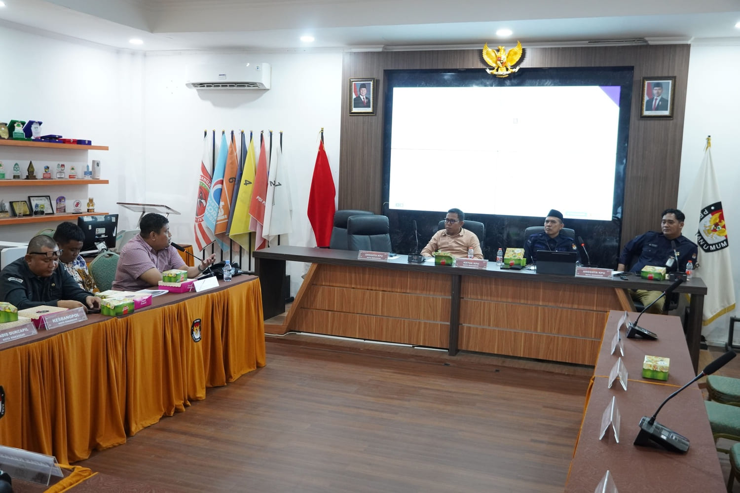 Ketua dan Anggota Bawaslu Kota Makassar menghadiri kegiatan Rapat Evaluasi Pemutakhiran Data Pemilih Berkelanjutan (PDPB) Tahun 2025 dikantor KPU Kota Makassar, Jl. Perumnas Antang Raya No. 2 A Makassar