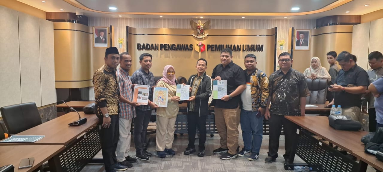 Bawaslu Kota Makassar menyerahkan Laporan Evaluasi Pelaksanaan Program Jumat Sehati dan Jumpa Berlian Tahun 2025 kepada Bawaslu Republik Indonesia