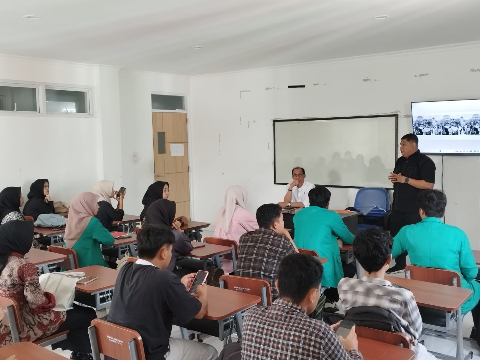 Ketua Bawaslu Kota Makassar, Dr. Dede Arwinsyah saat menyampaikan materi di hadapan mahasiswa IAIN Pare - pare