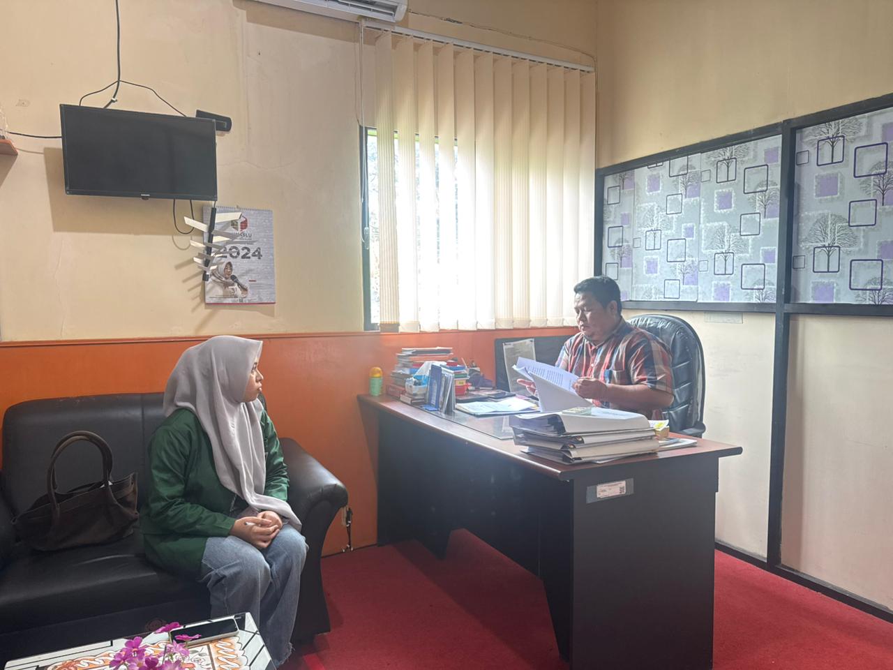 Rahmat Sukarno. SH menerima wawancara dan penelitian mahasiswa Fakultas Hukum Universitas Muslim Indonesia (UMI) Makassar, dikantor Bawaslu Kota Makassar.