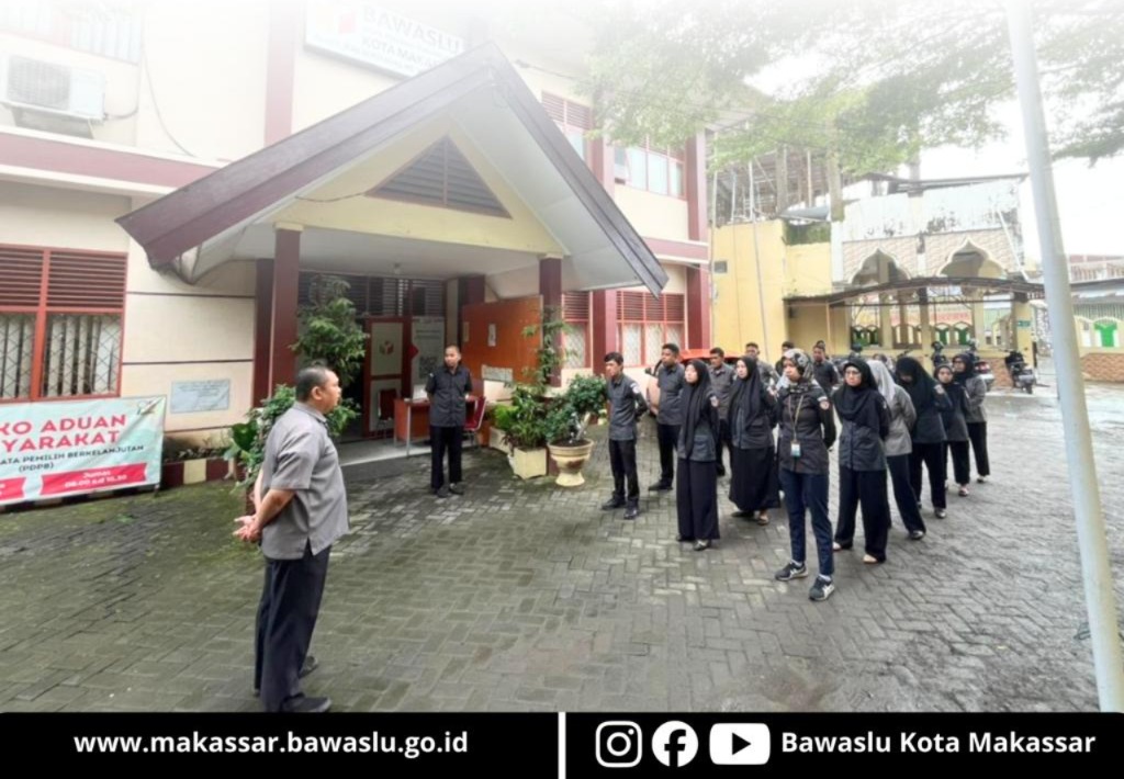 Apel pagi rutin di halaman Kantor Bawaslu Kota Makassar, pada Selasa, 6 Januari 2026. Apel pagi ini diikuti oleh seluruh jajaran pimpinan dan pegawai sebagai bagian dari penguatan disiplin, koordinasi, serta peningkatan kualitas kinerja di awal tahun kerja.