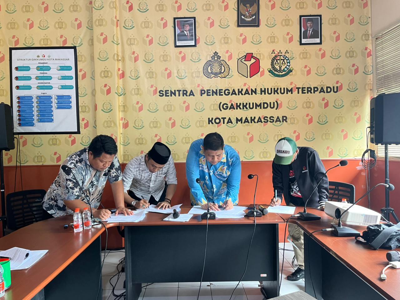 Ketua dan Anggota Bawaslu Kota Makassar melaksanakan penandatanganan Indikator Kinerja Utama (IKU) Tahun 2026 di Ruangan Media Centre Bawaslu Kota Makassar, Jl. Letjen Hertasning No. 11 Makassar