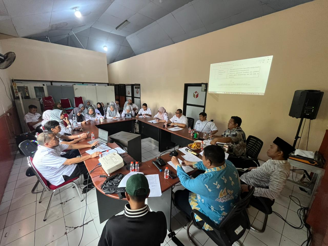 Bawaslu Kota Makassar resmi menetapkan Program Kehumasan Tahun 2026 sebagai langkah strategis untuk memperkuat kepercayaan publik, meningkatkan literasi demokrasi, serta mendorong pengawasan Pemilu dan Pemilihan yang partisipatif dan inklusif