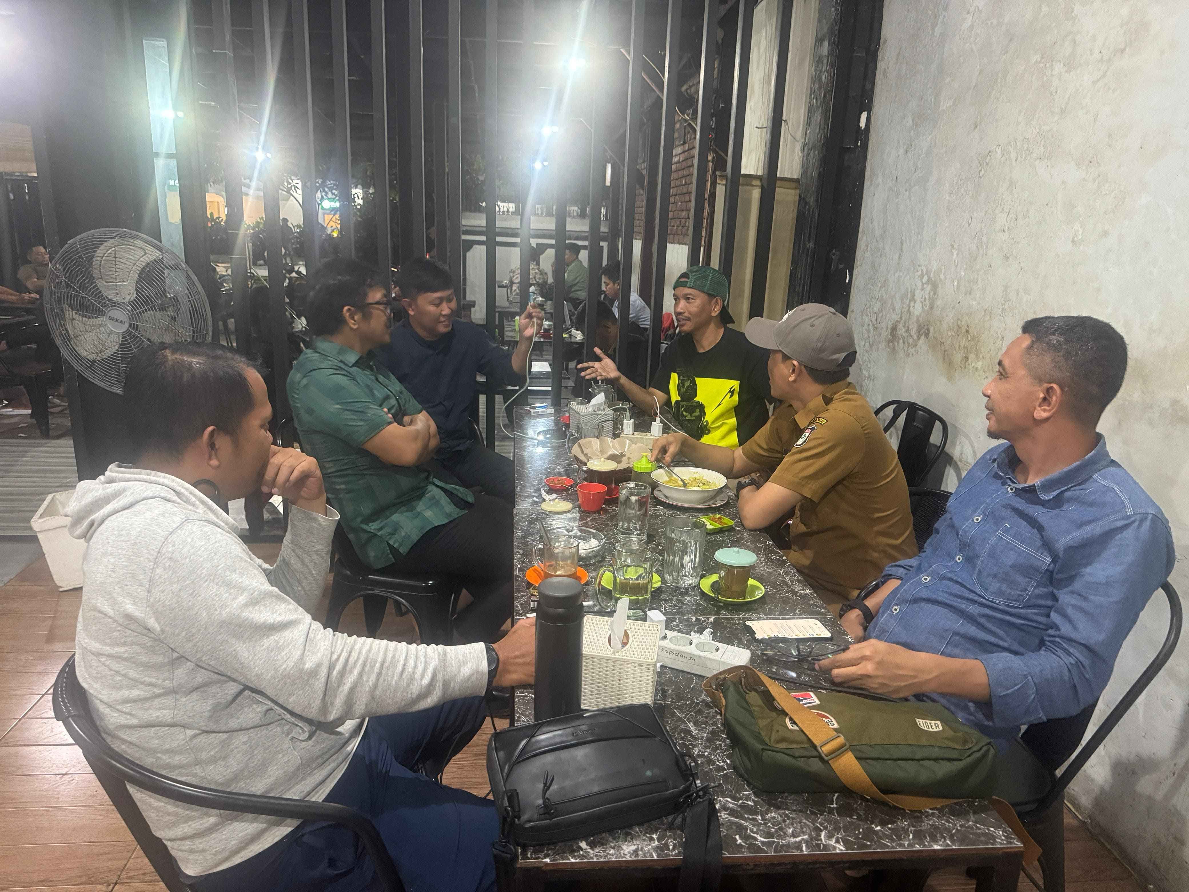 Obrolan Demokrasi di Cafe Van Djoel Jalan Hertasning Makassar, diskusi gagasan  tentang masa depan demokrasi dan Pilkada di Kota Makassar.