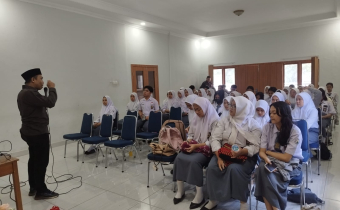 Anggota Bawaslu Kota Makassar memberikan penguatan Pendidikan Politik sekaligus Uji Petik Pemutakhiran Data Pemilih Berkelanjutan (PDPB) di SMK Negeri 8 Makassar.