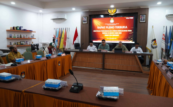 Kegiatan rapat pleno terbuka KPU Kota Makassar, penetapan rekapitulasi Pemutakhiran Data Pemilih Berkelanjutan (PDPB) Triwulan IV Tahun 2025