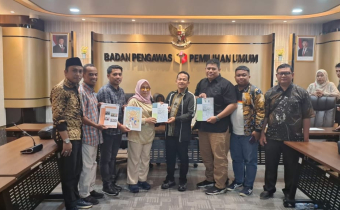 Bawaslu Kota Makassar menyerahkan Laporan Evaluasi Pelaksanaan Program Jumat Sehati dan Jumpa Berlian Tahun 2025 kepada Bawaslu Republik Indonesia