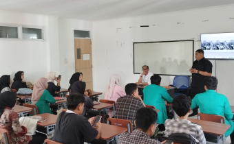 Ketua Bawaslu Kota Makassar, Dr. Dede Arwinsyah saat menyampaikan materi di hadapan mahasiswa IAIN Pare - pare