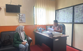 Rahmat Sukarno. SH menerima wawancara dan penelitian mahasiswa Fakultas Hukum Universitas Muslim Indonesia (UMI) Makassar, dikantor Bawaslu Kota Makassar.
