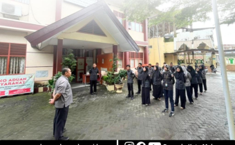 Apel pagi rutin di halaman Kantor Bawaslu Kota Makassar, pada Selasa, 6 Januari 2026. Apel pagi ini diikuti oleh seluruh jajaran pimpinan dan pegawai sebagai bagian dari penguatan disiplin, koordinasi, serta peningkatan kualitas kinerja di awal tahun kerja.