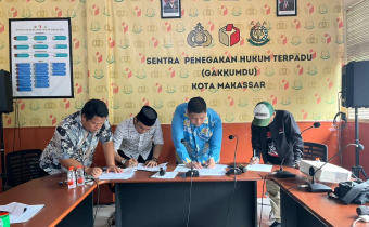 Ketua dan Anggota Bawaslu Kota Makassar melaksanakan penandatanganan Indikator Kinerja Utama (IKU) Tahun 2026 di Ruangan Media Centre Bawaslu Kota Makassar, Jl. Letjen Hertasning No. 11 Makassar